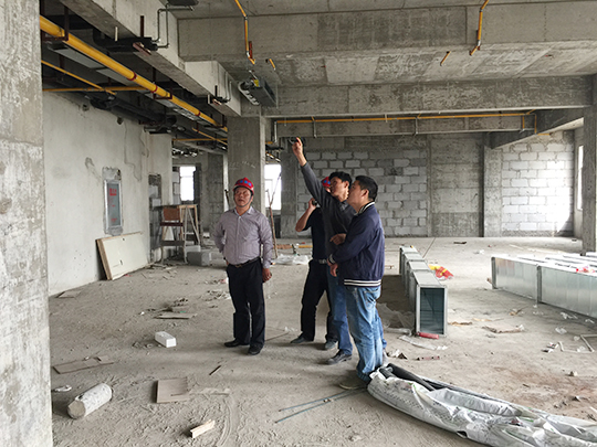 集团总裁涂忠发视察鑫龙大酒店施工现场(图2)