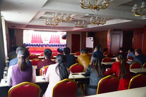 汇鑫集团全体党员学习观看十九大开幕式(图1)
