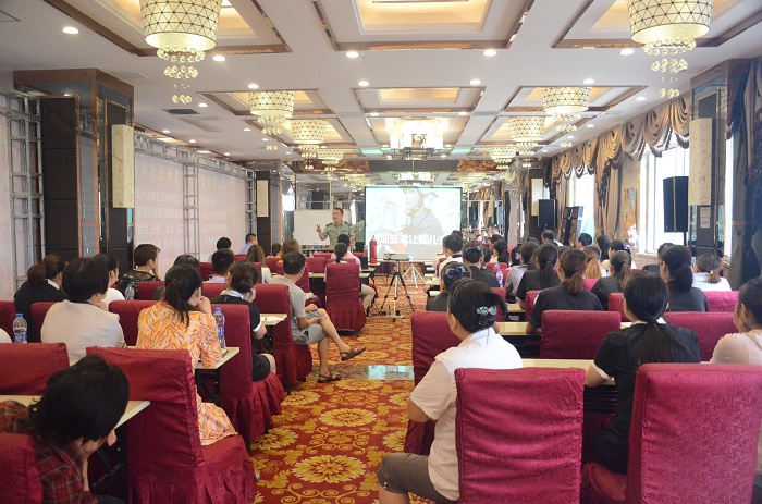 鑫龙大酒店消防知识培训会(图2)