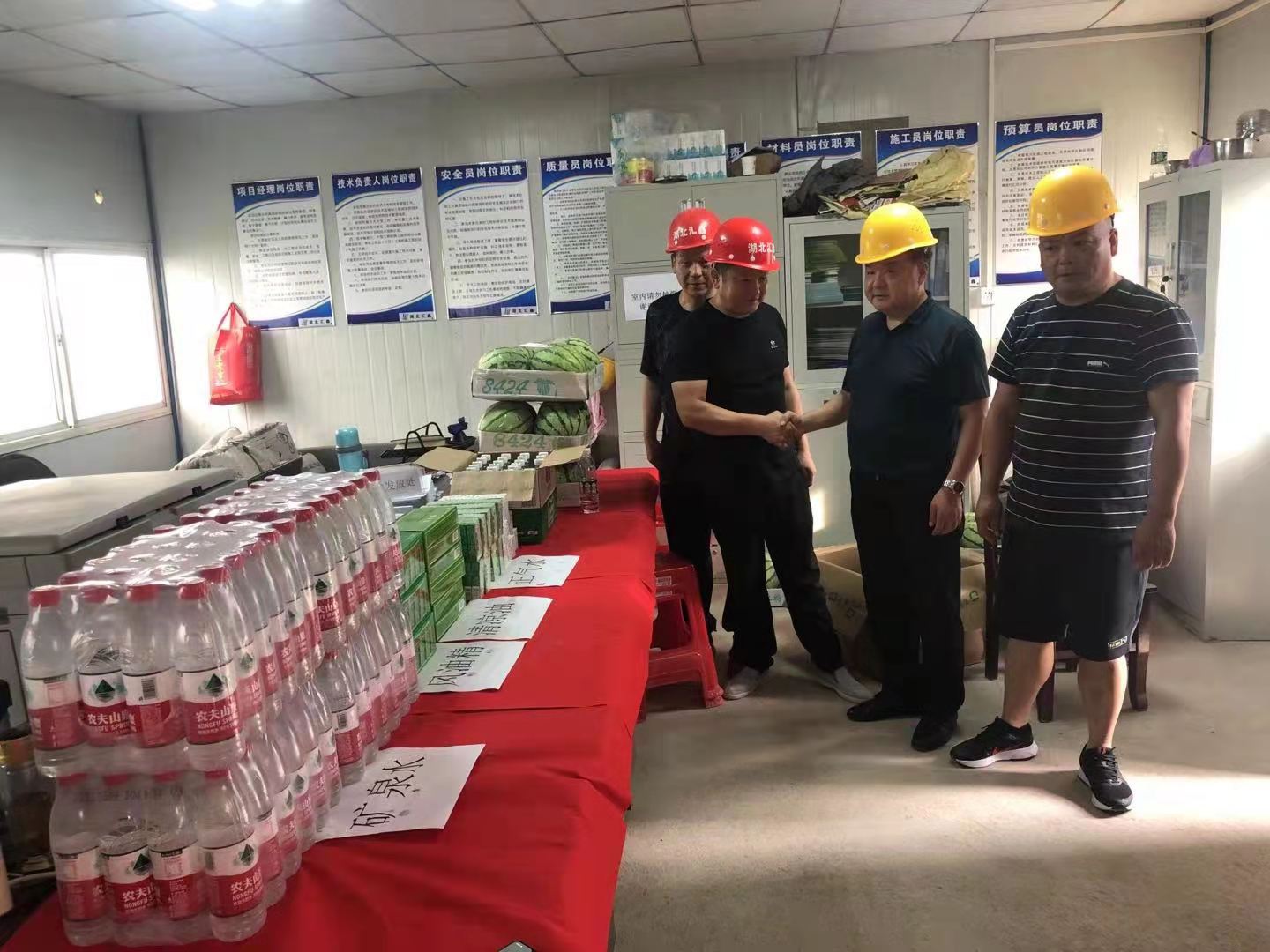 汇鑫集团工会开展“夏季送清凉”慰问活动(图4)