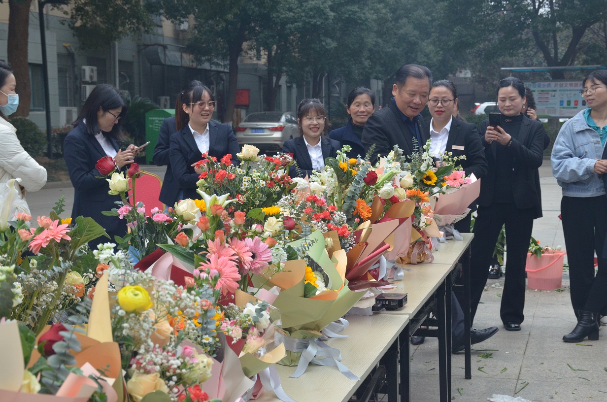 汇鑫集团工会开展 三八女神节“诗情花意 幸福绽放”花艺活动(图5)