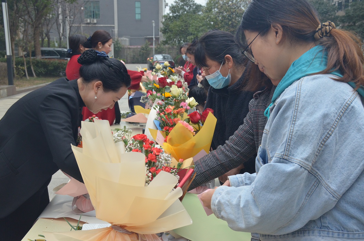 汇鑫集团工会开展 三八女神节“诗情花意 幸福绽放”花艺活动(图2)