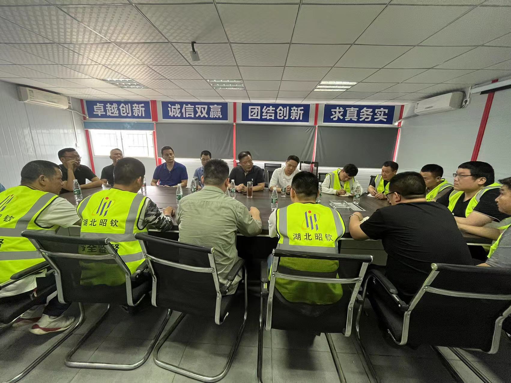 汇鑫集团高层领导一行莅临朗诗蔡甸电器厂项目部检查指导工作(图3)
