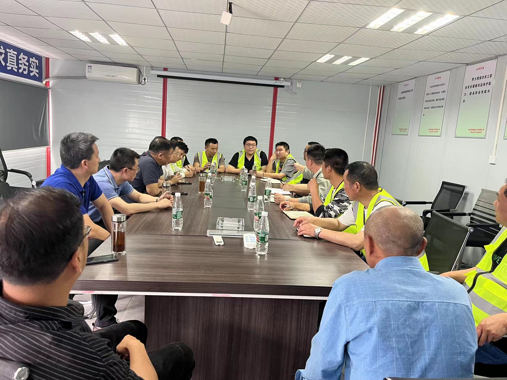 汇鑫集团高层领导一行莅临朗诗蔡甸电器厂项目部检查指导工作(图4)