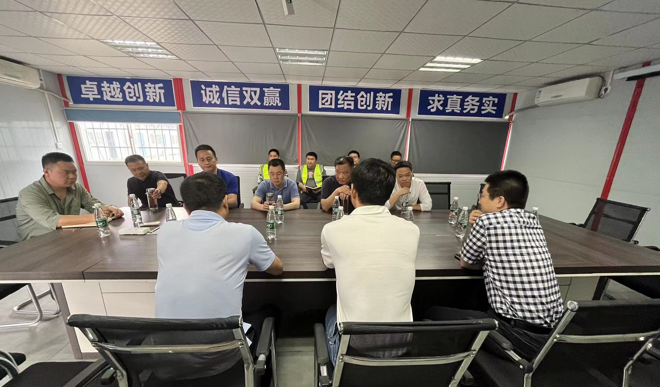 汇鑫集团高层领导一行莅临朗诗蔡甸电器厂项目部检查指导工作(图5)