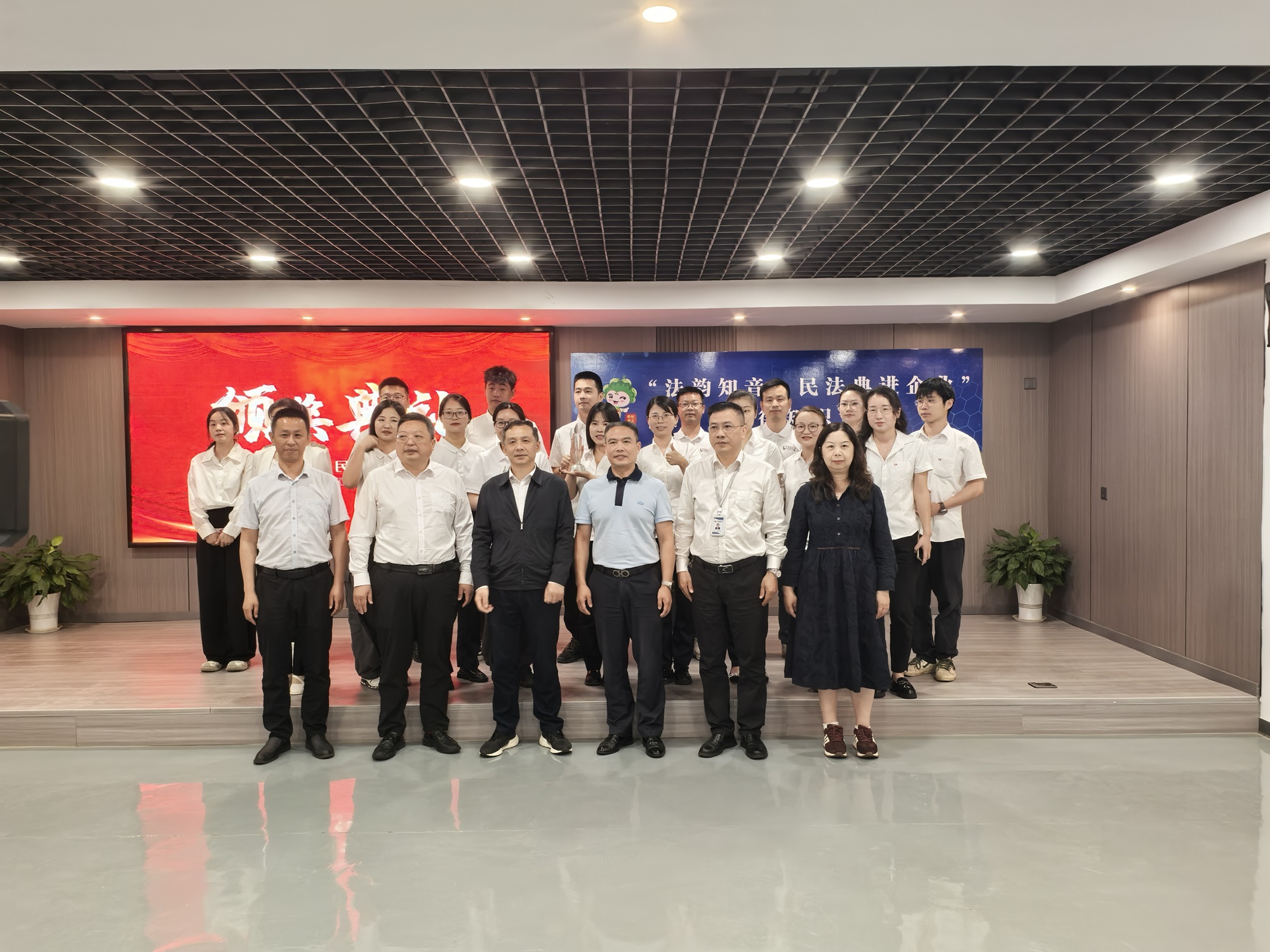 知识比拼展风采 以赛促学推动法治精神(图2)